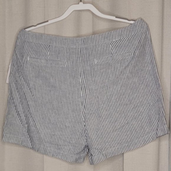 New Directions Size 12 Striped Button-up Shorts - Picture 2 of 3